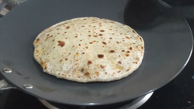 Paneer Paratha Recipe - paratha getting cooked